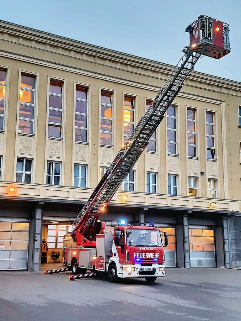 Een aanrijding aan een snelheid van 70 km:u Brandweerwagen - Zone 30 in Mechelen - Antwerpen Autoluw